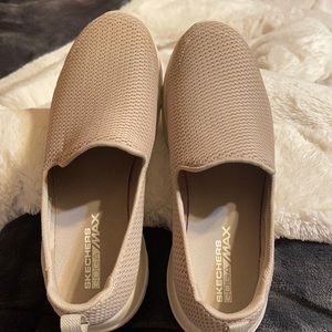 Women’s Skechers shoes size 8.5